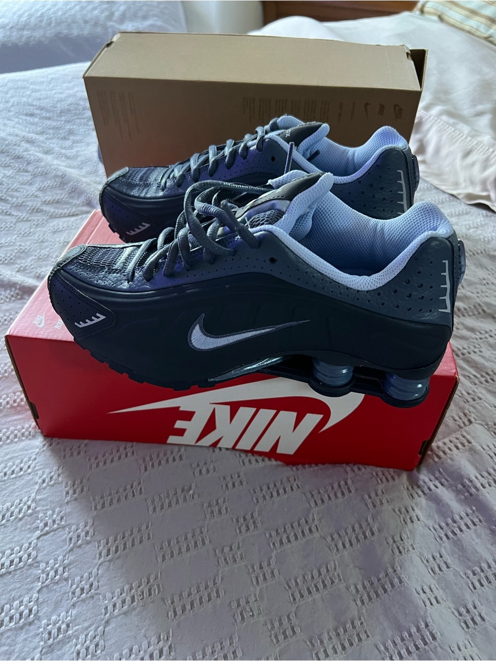 Nike Shox R4 (GS) Box Label in Red and White